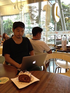 シンガポールのカフェにて　公認会計士・萱場玄
