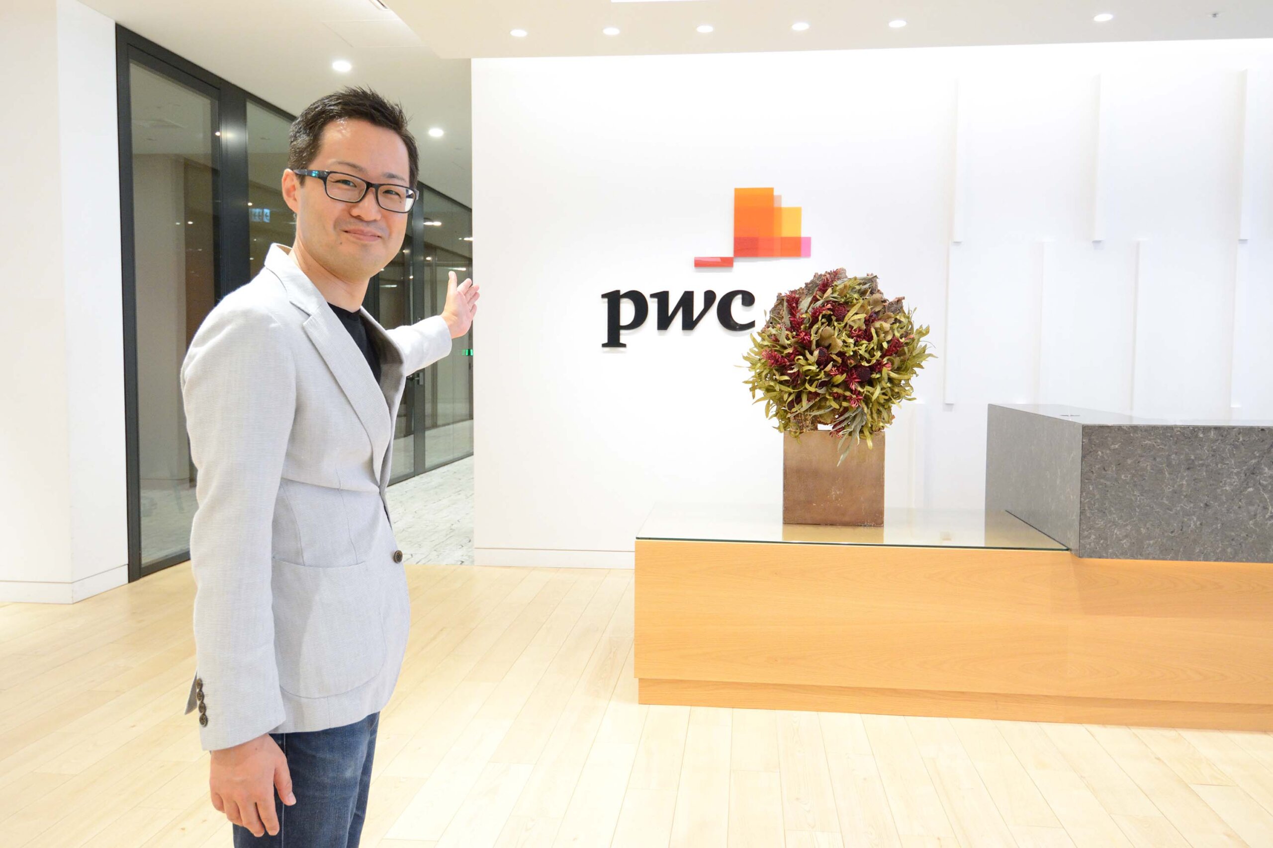 PwC税理士法人_受付_手塚編集長