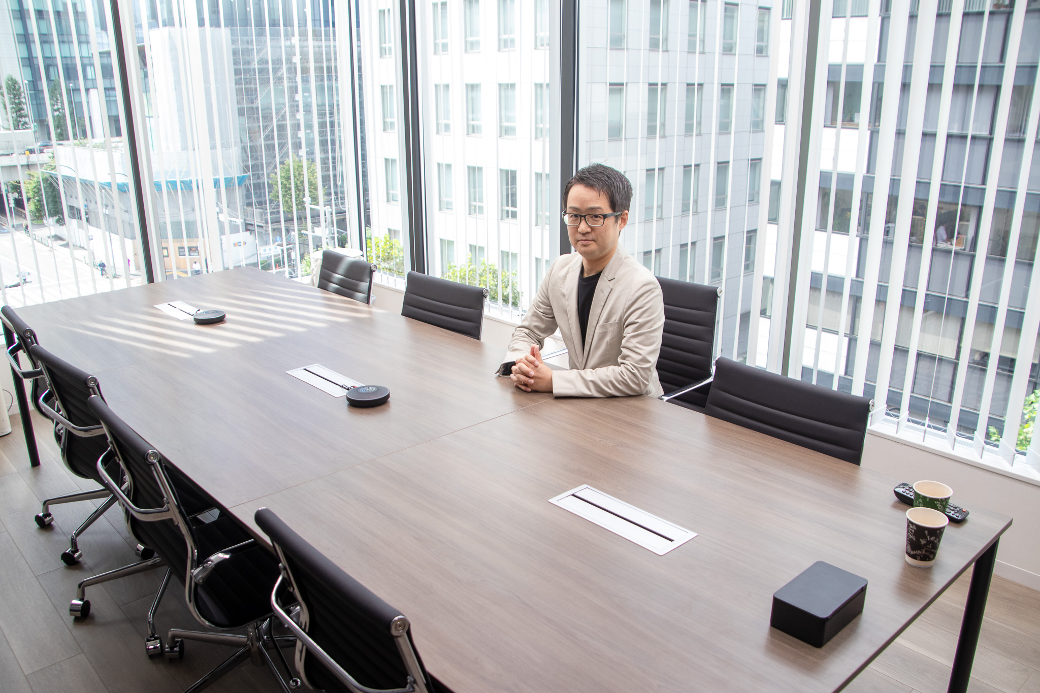 J-TAP_オフィス訪問_手塚編集長_大会議室