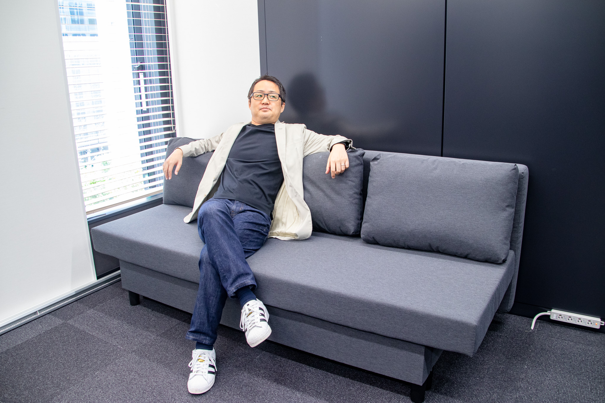 J-TAP_オフィス訪問_くつろぐ手塚編集長