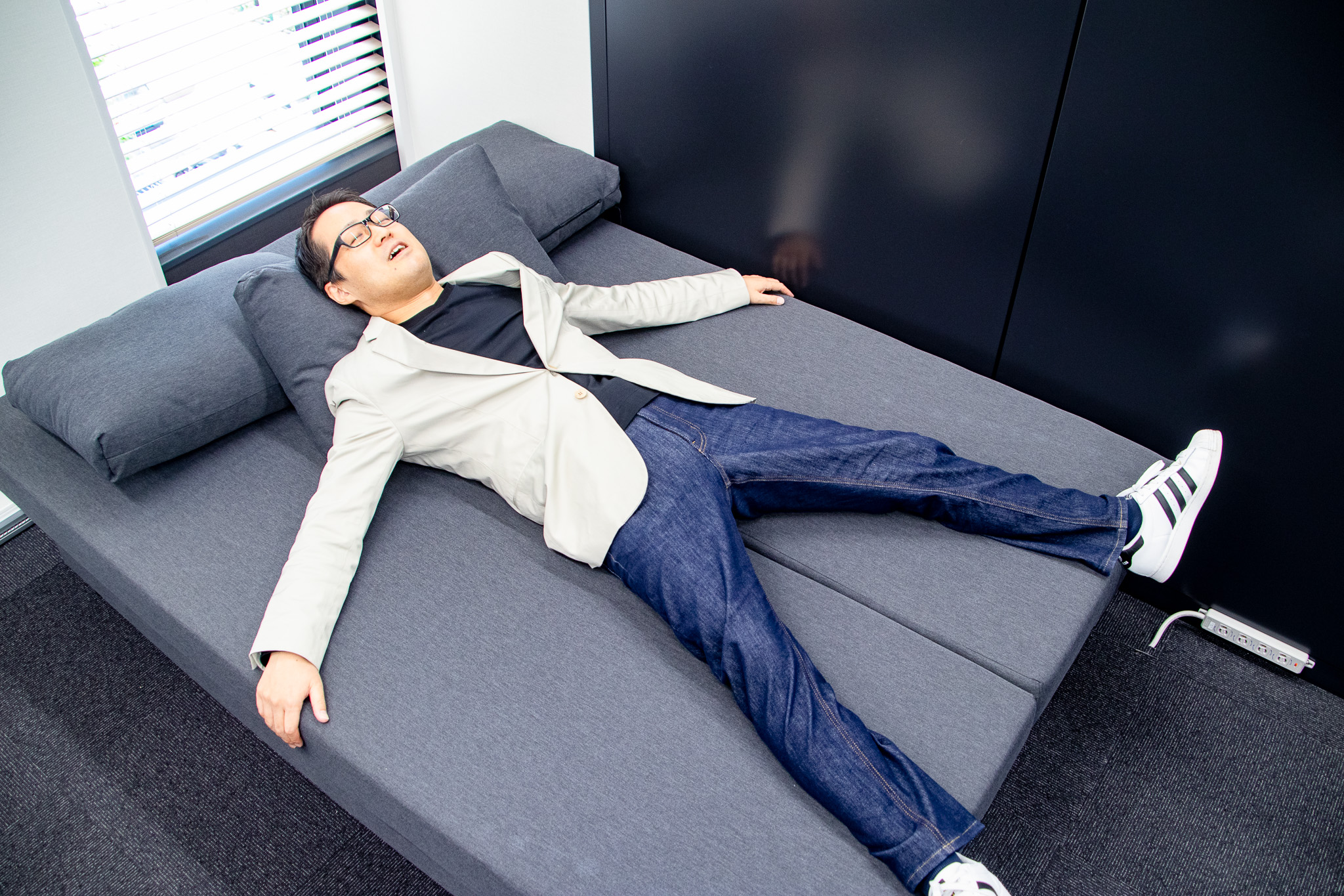 J-TAP_オフィス訪問_くつろぐ手塚編集長