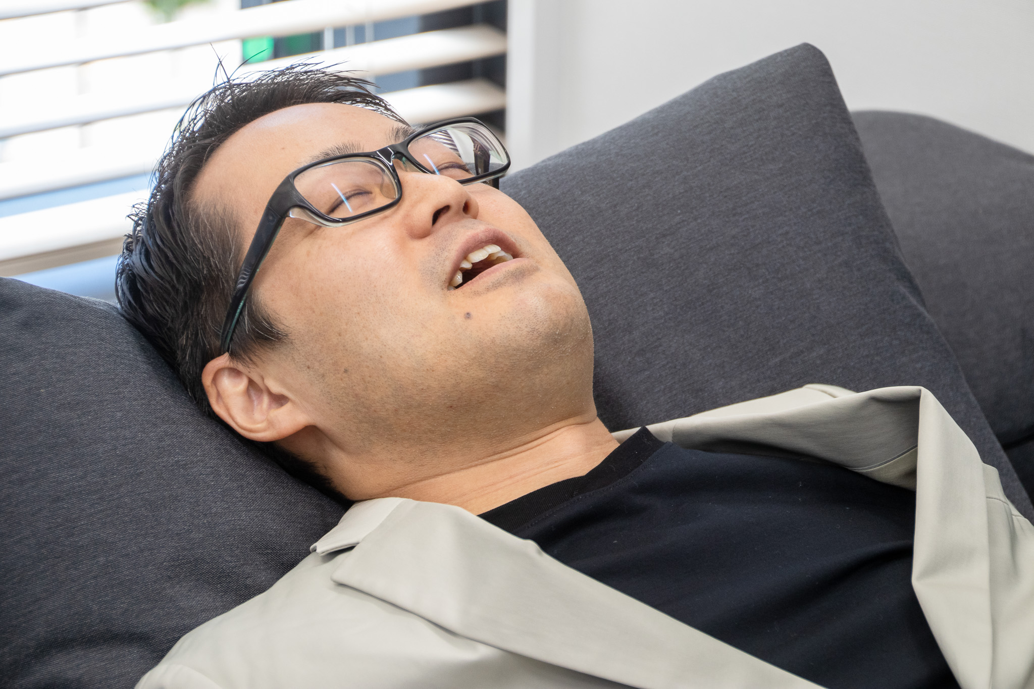 J-TAP_オフィス訪問_くつろぐ手塚編集長