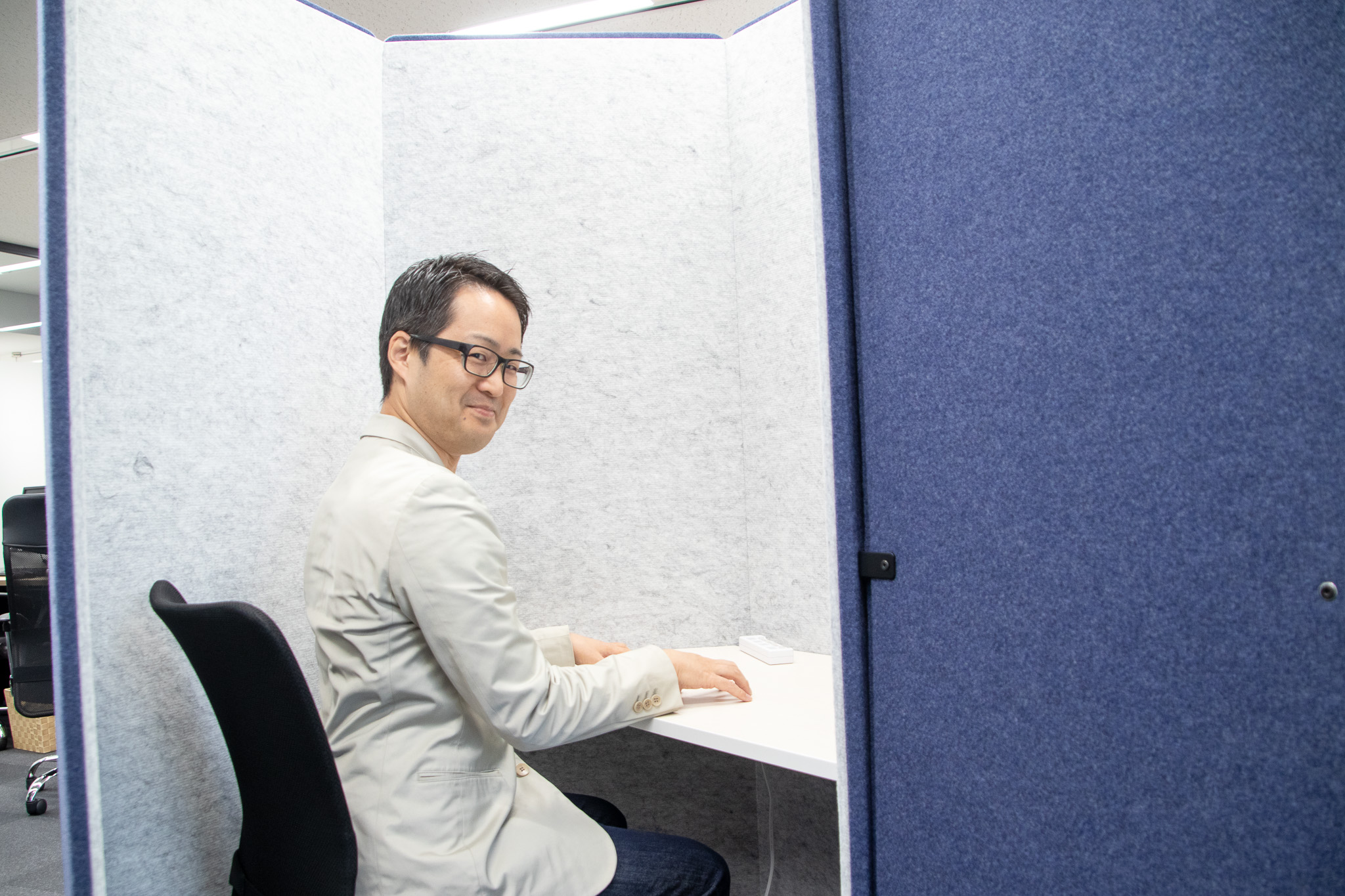 J-TAP_オフィス訪問_決め顔手塚編集長