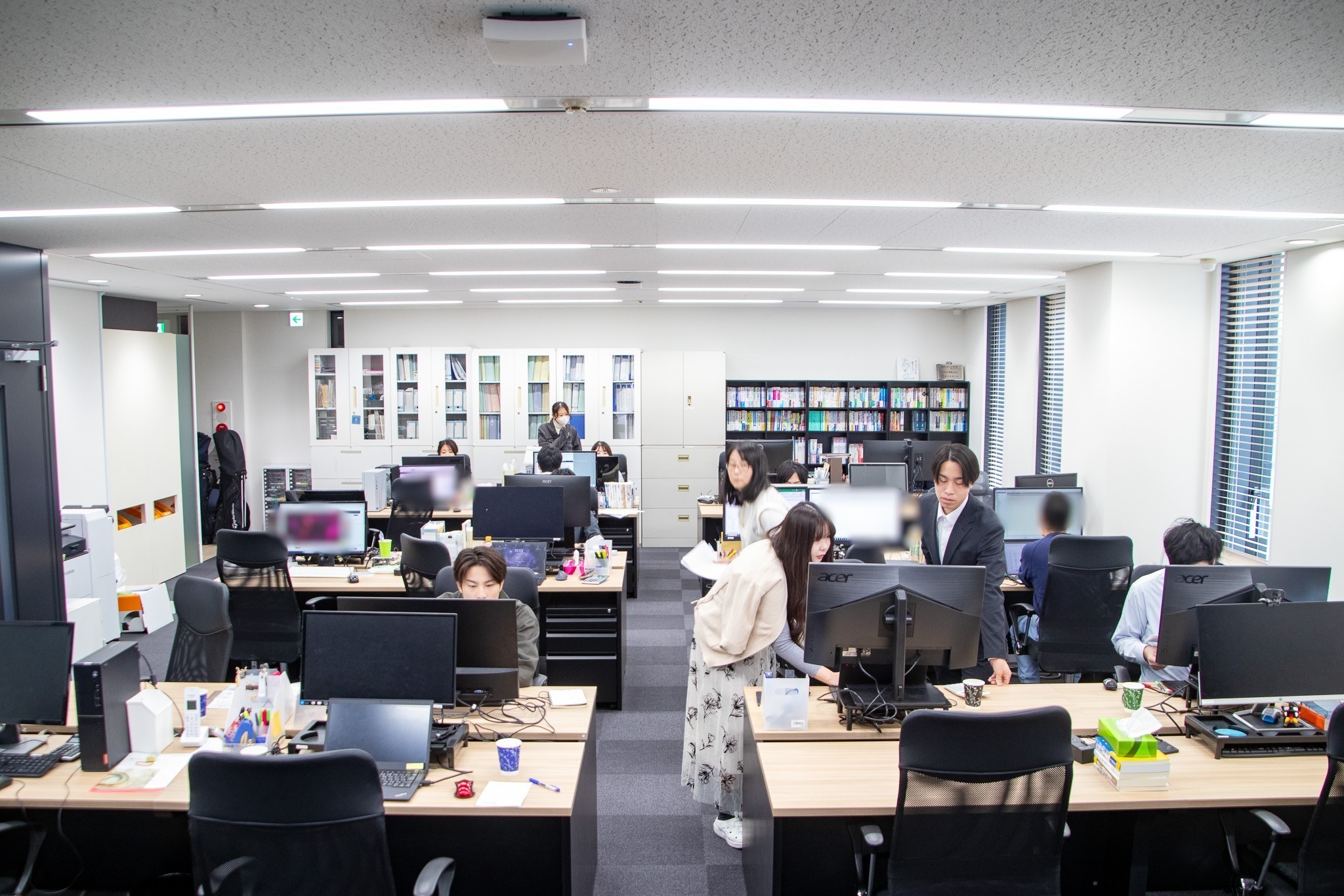 J-TAP_オフィス訪問_働く皆さん