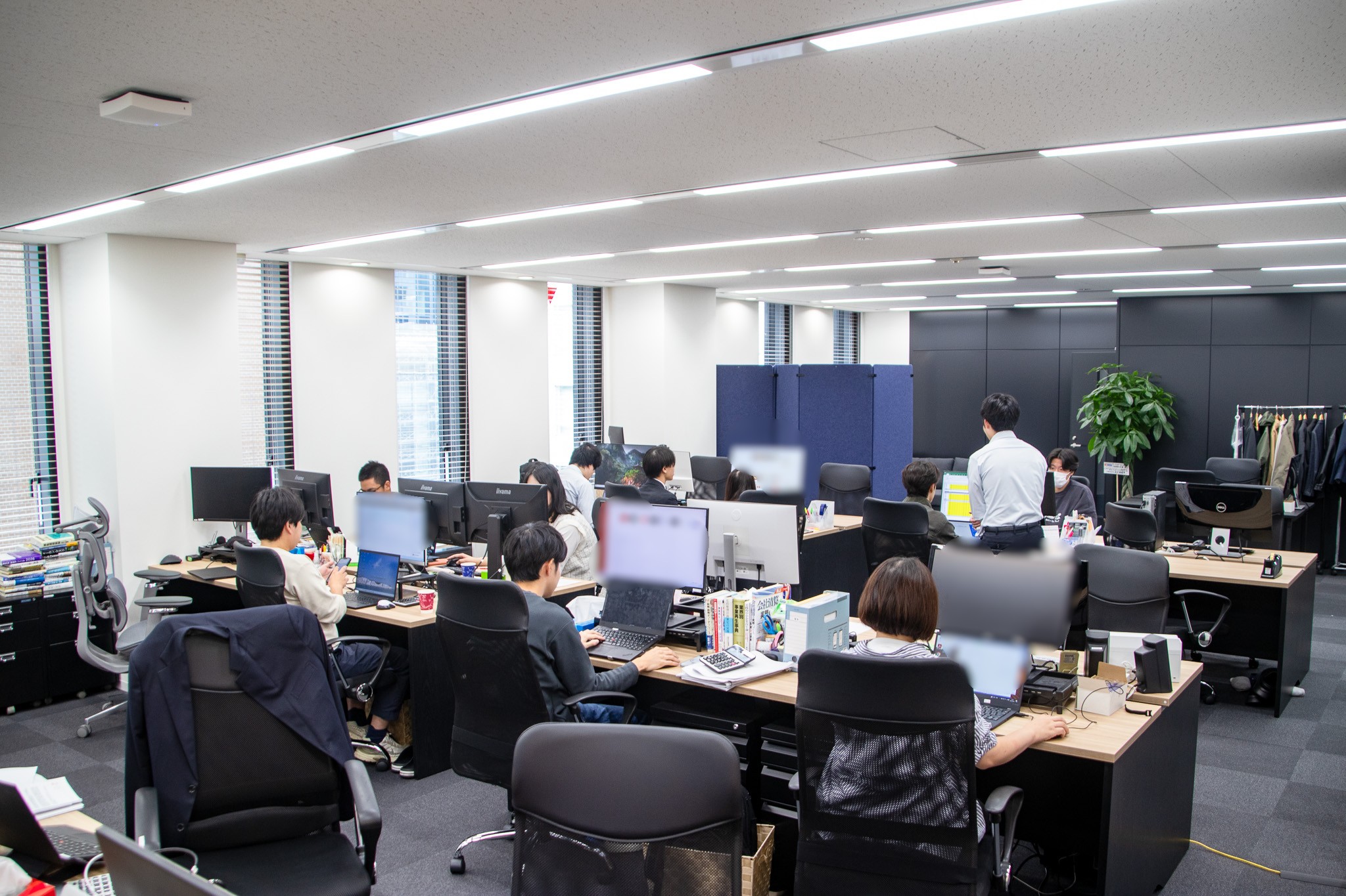 J-TAP_オフィス訪問_働く皆さん