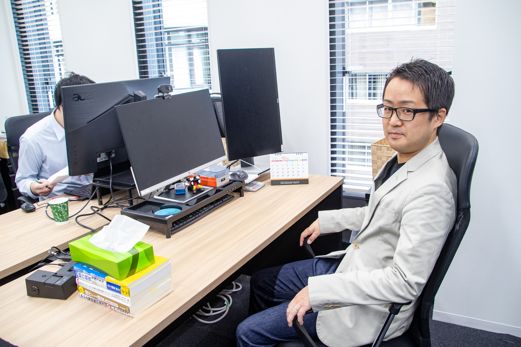 J-TAP_オフィス訪問_デスクに座る手塚編集長