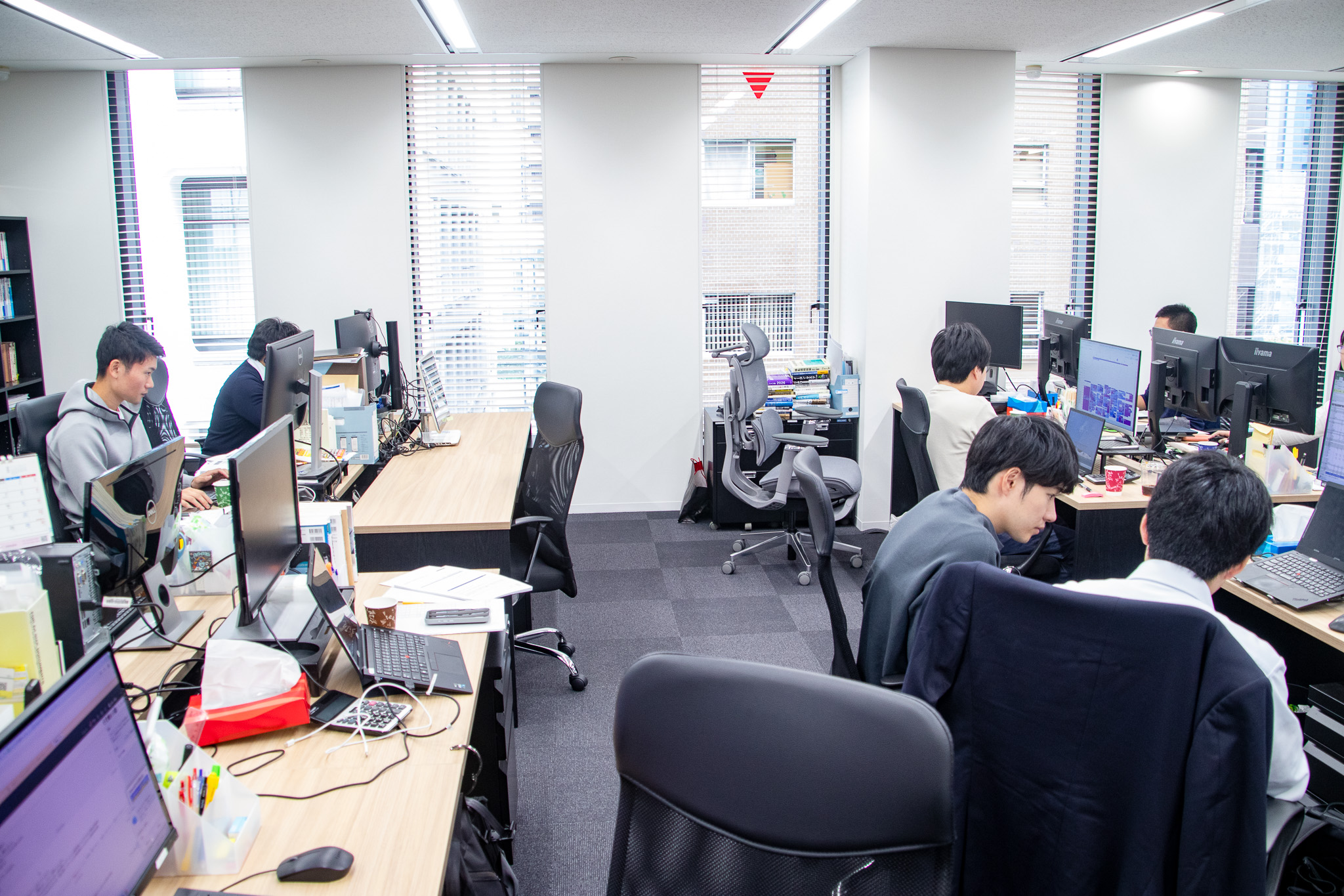 J-TAP_オフィス訪問_働く皆さん