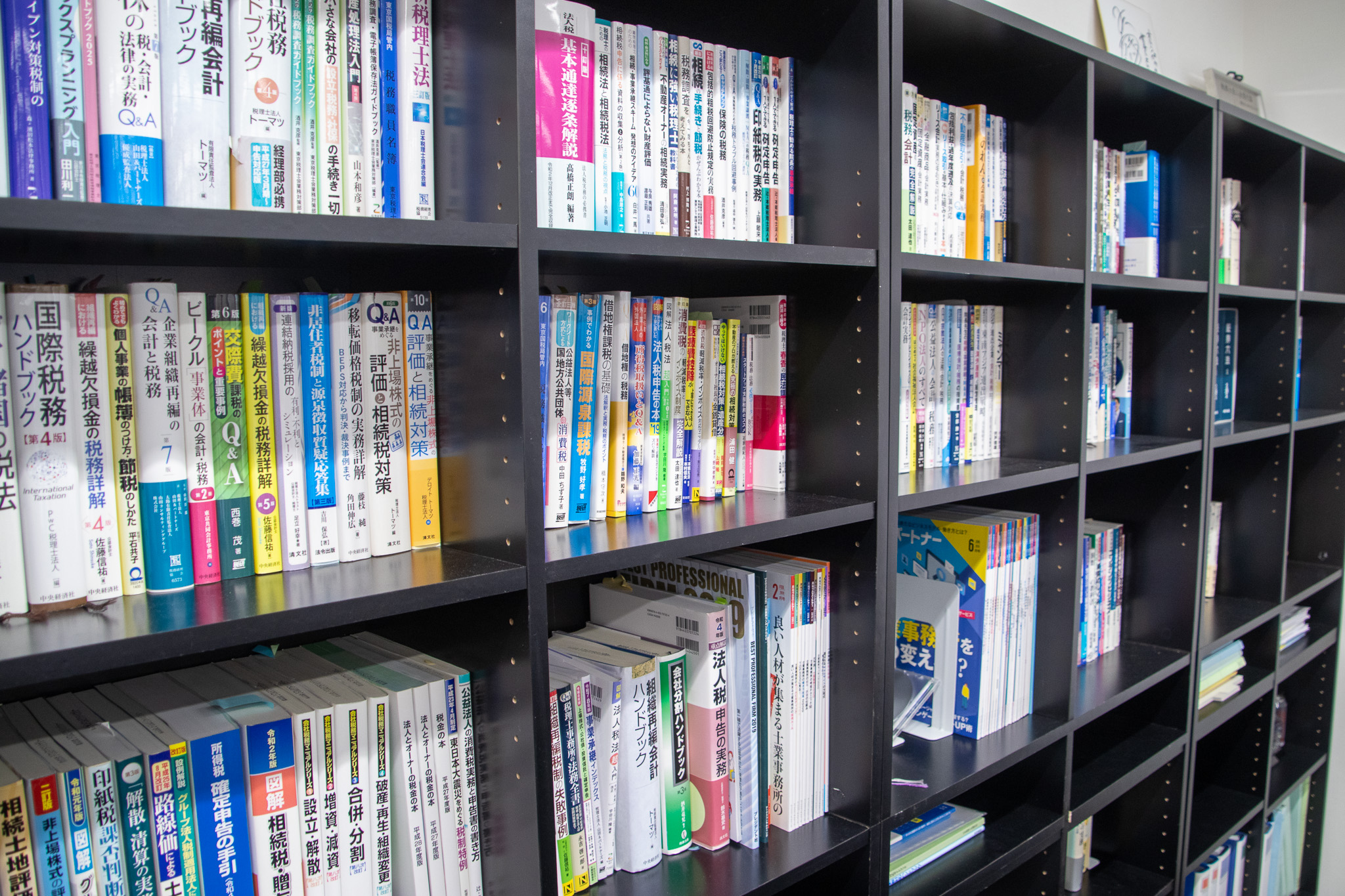 J-TAP_オフィス訪問_本棚