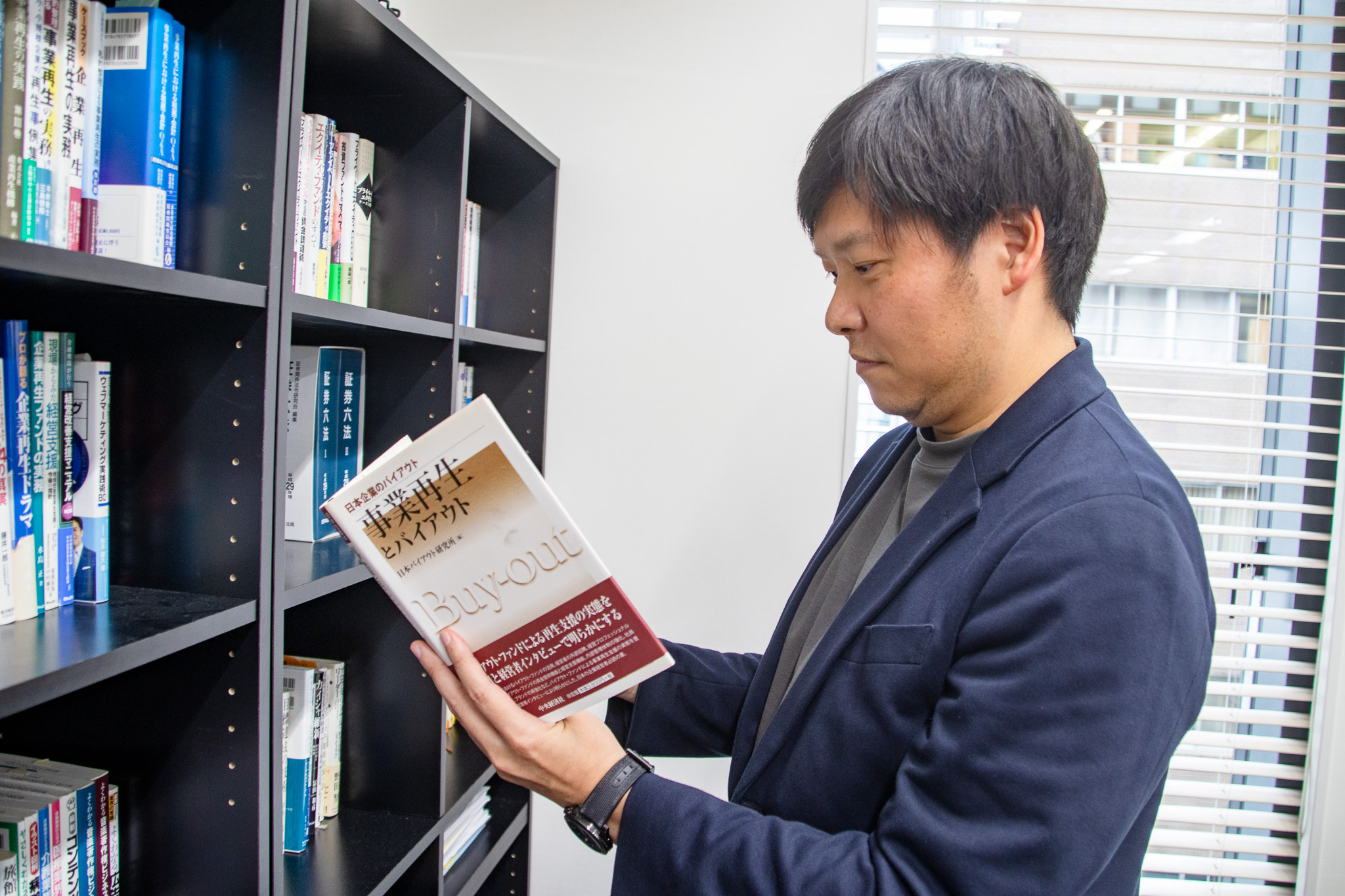 J-TAP_オフィス訪問_本を読む片寄代表