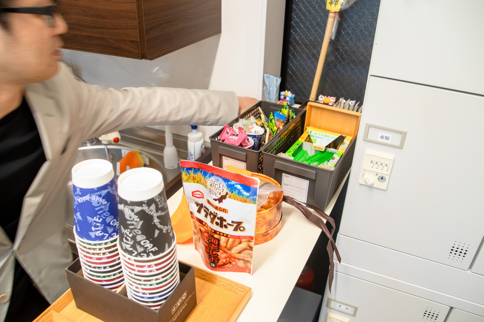 J-TAP_オフィス訪問_お菓子を見つけた手塚編集長