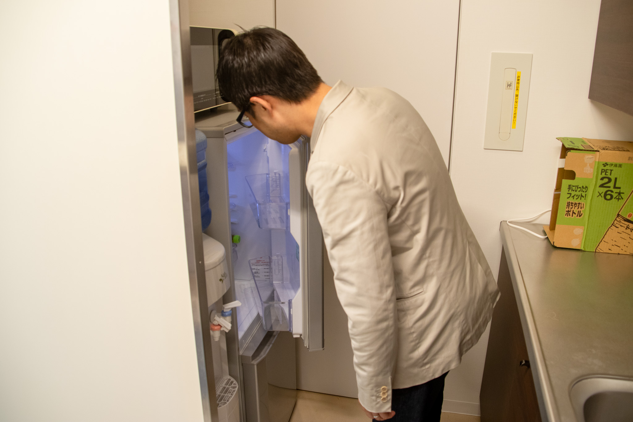 J-TAP_オフィス訪問_冷蔵庫を覗く手塚編集長