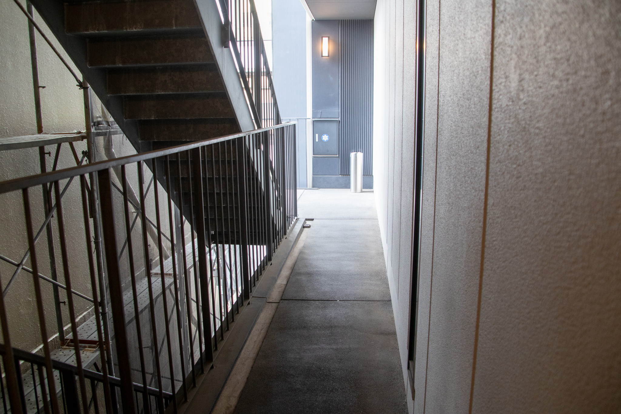 J-TAP_オフィス訪問_ビル外階段_喫煙所