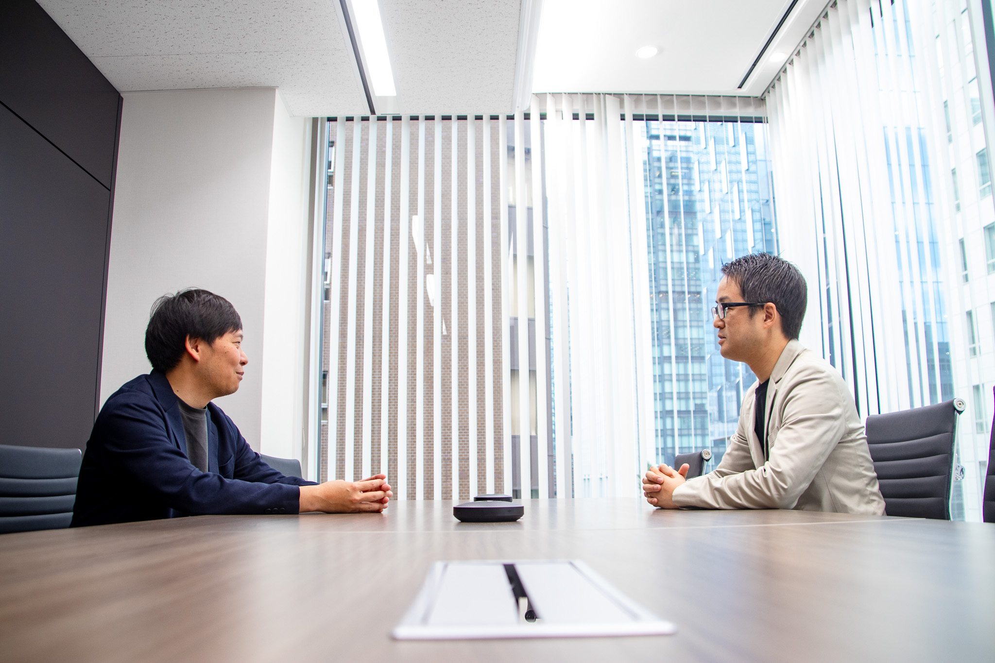 J-TAP_オフィス訪問_対談する片寄代表と手塚編集長