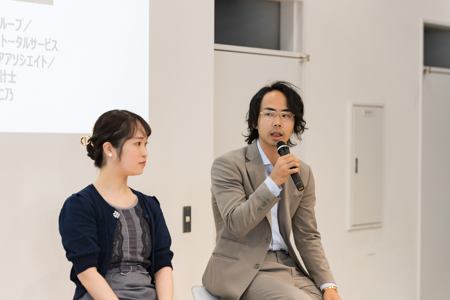 齋藤 愛美 氏_本島 仁乃 氏_登壇中の様子