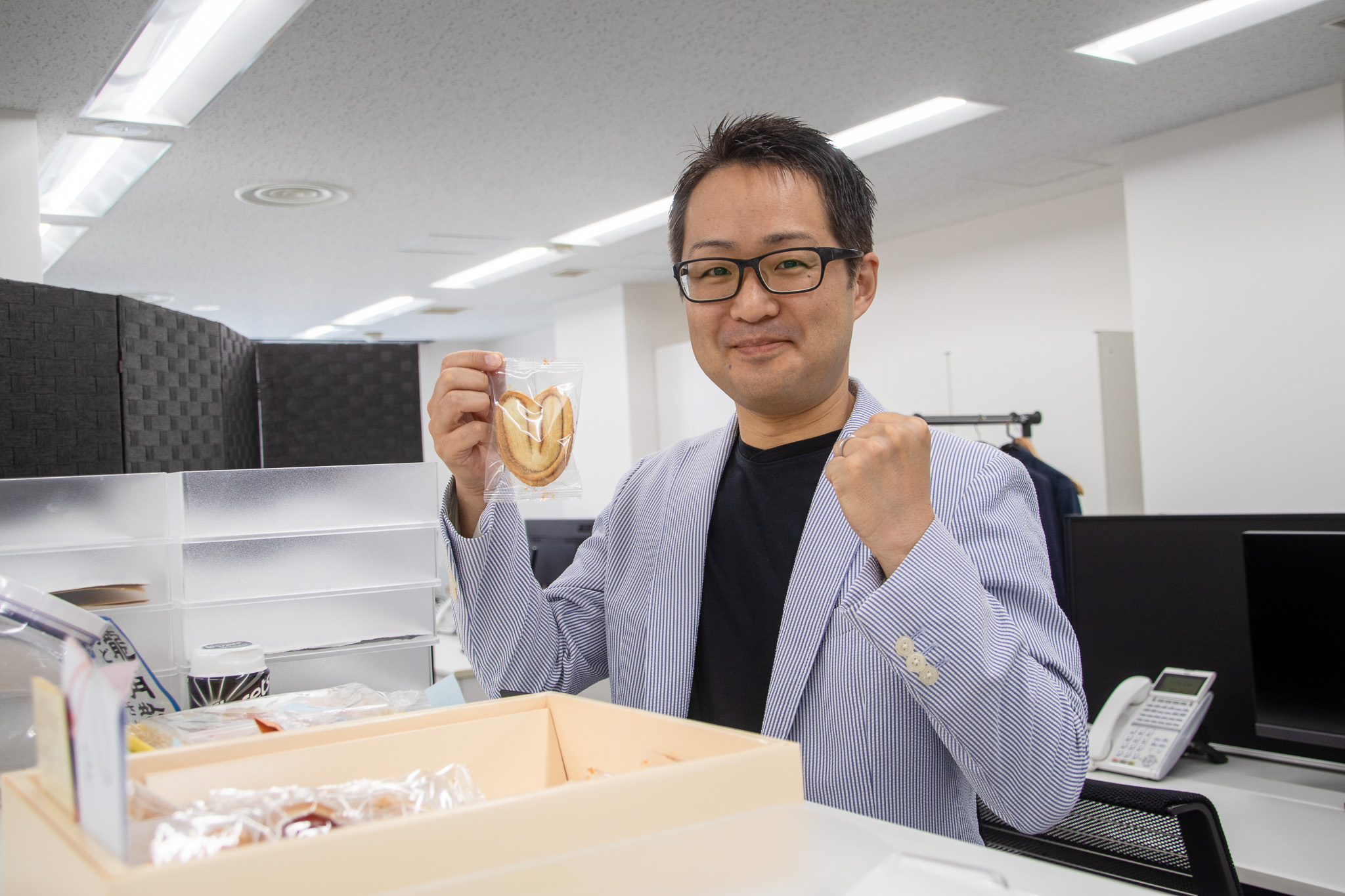 リンクパートナーズ法律事務所_オフィス訪問_手塚編集長_お菓子発見