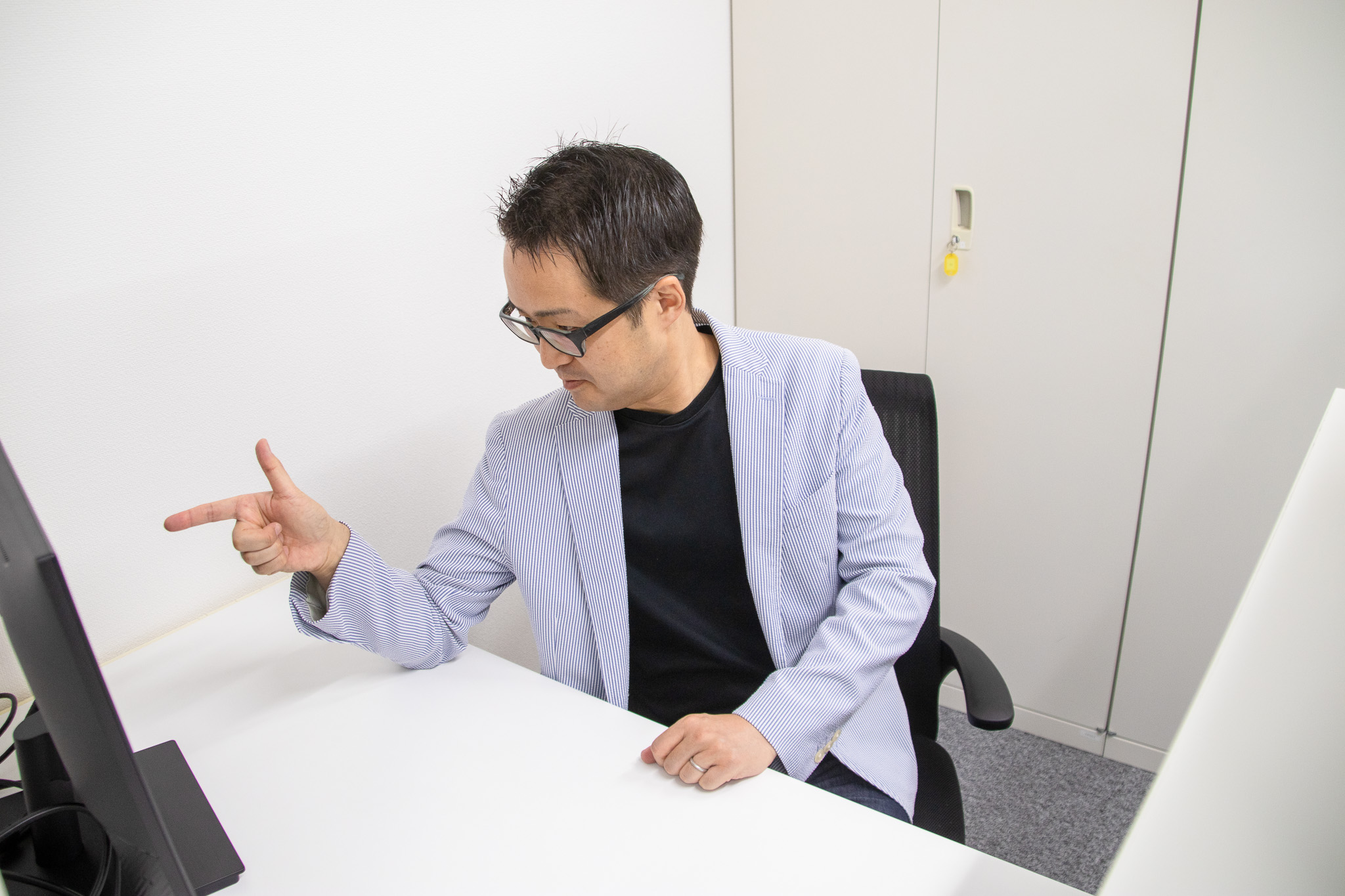 リンクパートナーズ法律事務所_オフィス訪問_手塚編集長_モニターに指さす