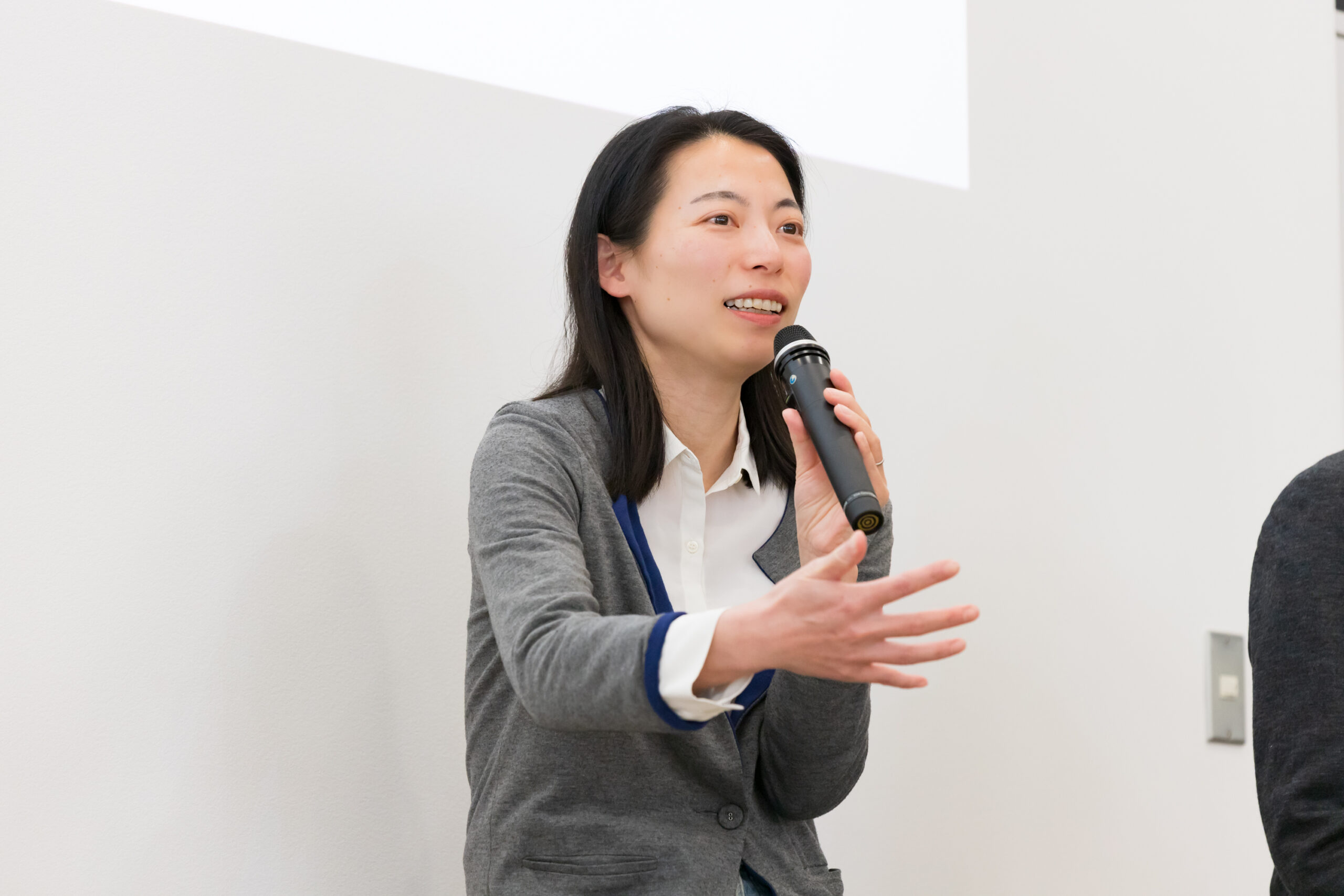 スタディプラス株式会社_取締役CFO／公認会計士_日本証券アナリスト協会 認定アナリスト・国際公認投資アナリスト（CIIA）_中島 花絵氏_登壇中の様子